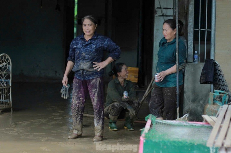 Cảnh sát cơ động lội bùn, giúp dân dọn dẹp sau lũ - 14