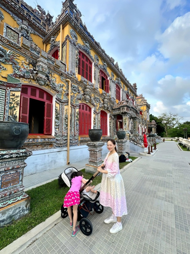 Lan Phương từng nói Lina ra dáng chị lớn, biết giúp mẹ chăm con khiến cô thấy hạnh phúc và được an ủi.