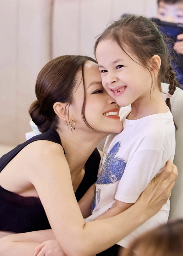 Dù bận rộn tiếp khách, cô thường xuyên để mắt, dành cử chỉ yêu thương cho con gái lớn.