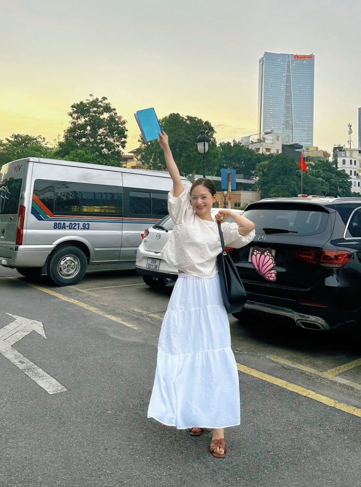 Dù vất vả chăm con, Lan Phương giữ tinh thần ổn định khi làm việc. Cô vẫn tham gia các dự án phim ảnh và thường cập nhật lịch trình lên mạng xã hội.