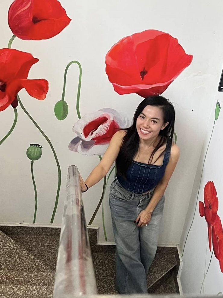 Cô luôn cười rạng rỡ, cho biết đó là bí quyết giữ sự tươi trẻ từ bên trong.
