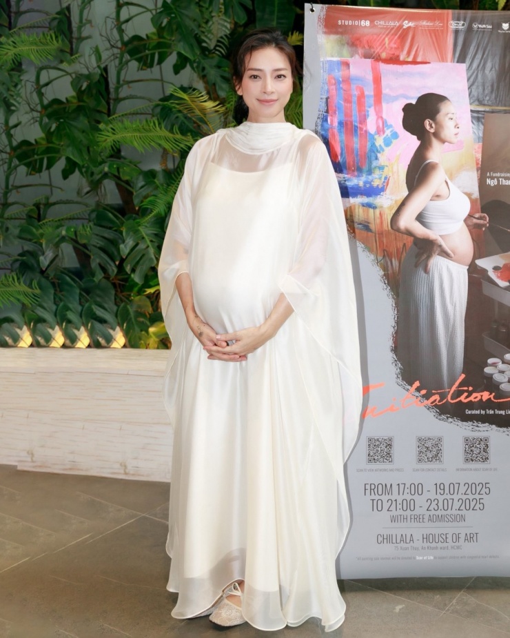Trước đó, 'đả nữ' màn ảnh Việt cũng được khen khi diện đầm organza trắng suông rộng, mang cảm hứng 'nữ thần'. Trang phục được cô phối cùng giày búp bê ren, giữ sự thoải mái, nhẹ nhõm tuyệt đối.