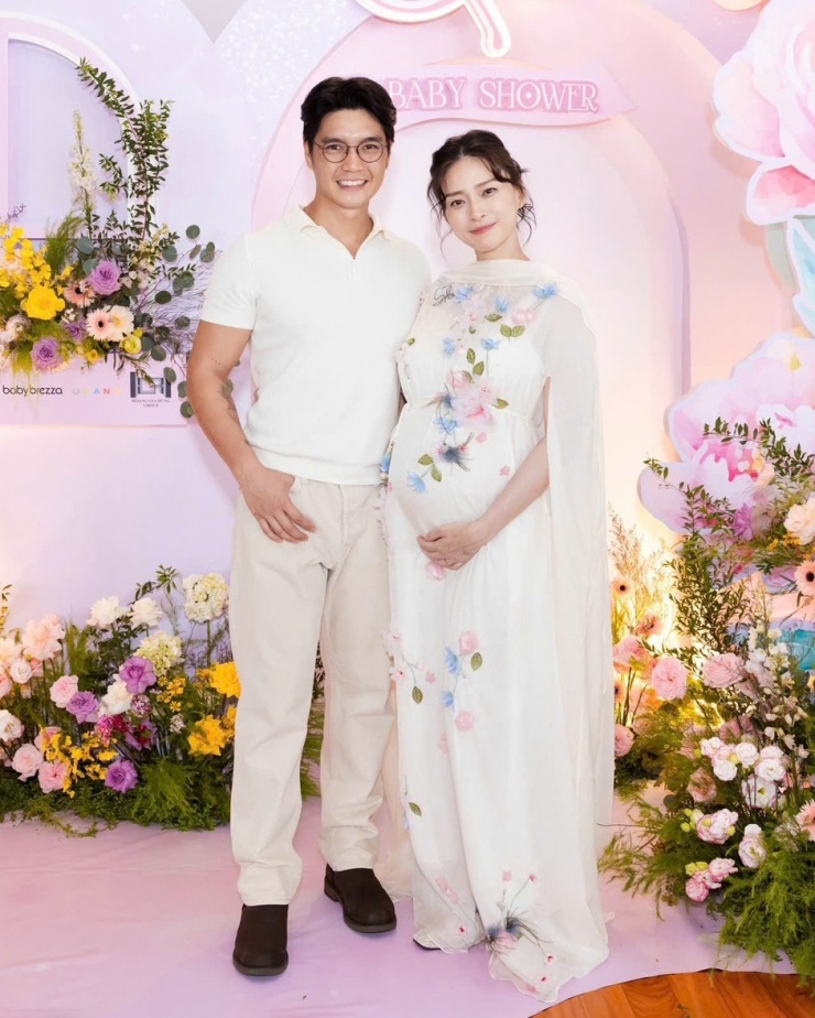 Phom dáng tương tự cũng được diễn viên chưng diện trong buổi tiệc công bố con đầu lòng, hôm 22/6.