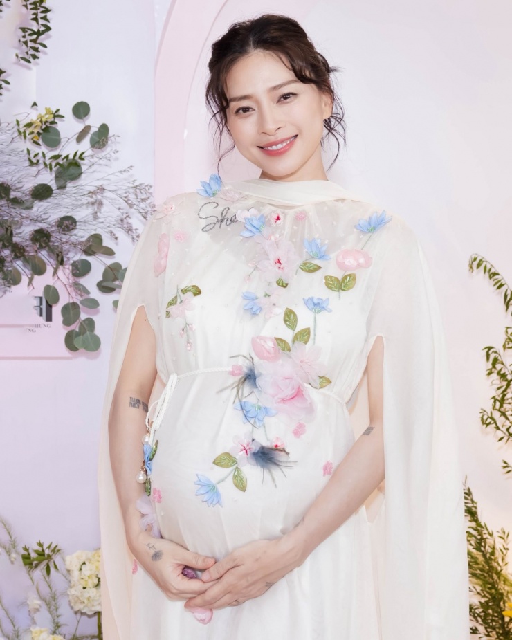 Với thiết kế nhẹ nhàng đính kết hoa hồng, xanh pastel, Ngô Thanh Vân được nhiều khán giả khen diện mạo như công chúa.