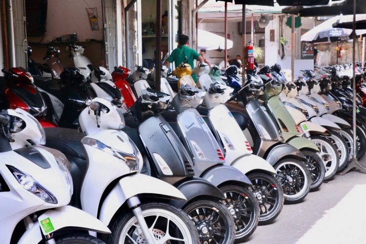 Các chủ cửa hàng ngồi bấm điện thoại, uống trà, nói chuyện. Hàng nghìn xe xếp ken kín trước cửa hàng, phủ lớp bụi mỏng, lặng lẽ phơi nắng vì không có một bóng khách hỏi mua.