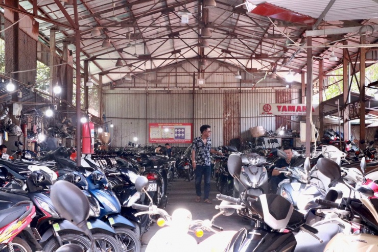 Ông Hùng cho biết, cả chợ đều chịu chung tình cảnh ế ẩm, các tiểu thương chỉ biết ngồi nhìn nhau “cười khổ”. “Thỉnh thoảng có khách đến hỏi mua, song họ đều là những người lao động thu nhập thấp, chỉ cần một chiếc xe giá vài ba triệu để đi lại, mưu sinh; xe tay ga họ không đoái hoài đến. Người dân đang chần chừ vì sợ mua xong lại bị cấm”, ông Hùng nói.