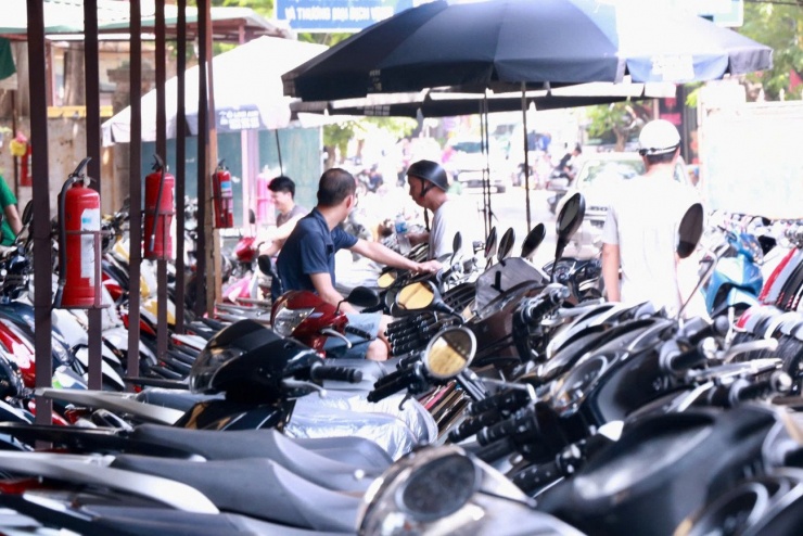 Ngồi dựa lưng vào chiếc xe tay ga cũ, ông Nguyễn Khắc Hùng - chủ một cửa hàng xe máy cũ tại chợ này thở dài và nói: “Trước khi có tin cấm xe xăng, cửa hàng của tôi mỗi ngày bán được khoảng 5-7 chiếc. Bây giờ, tôi ngồi ngóng cả ngày vẫn không thấy ai đến hỏi mua”.