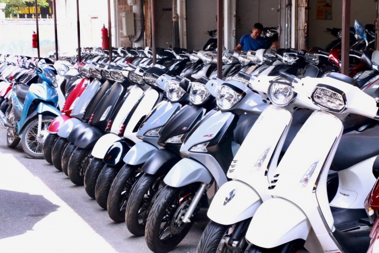 Ông Hùng cho biết, kể từ khi có thông tin cấm xe xăng, doanh thu tại cửa hàng của ông giảm đến 80%; ông không dám nhập thêm xe.