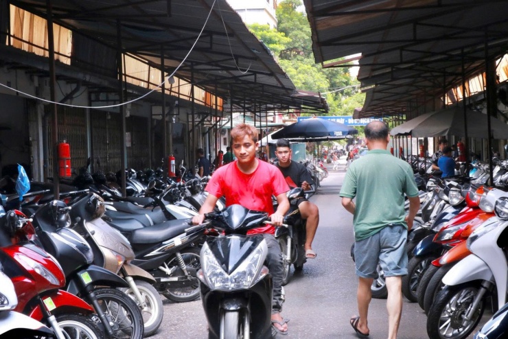 Cả chợ xe lớn giờ chỉ có tiểu thương đi lại