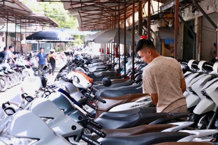 Người dân có nhu cầu mua xe máy xăng, đặc biệt là xe giá rẻ, xe phổ thông để di chuyển trong phố, nay dừng lại để nghe ngóng tin. Người bán thì “án binh bất động” vì sợ nhập hàng rồi không tiêu thụ được, còn người mua chưa đủ tiền mua xe điện thì chưa biết nên mua xe loại nào.