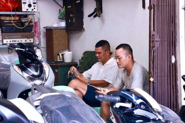 Anh Nguyễn Đức Minh chủ một cửa hàng xe máy cũ khác cho biết, cửa hàng của anh có khoảng 300 loại xe, chủ yếu là xe có giá dưới 10 triệu/chiếc. “Những xe cũ giá rẻ vẫn có khách hỏi mua nhưng không nhiều như trước kia. Hiện tại, mỗi ngày cửa hàng tôi bán được 3-4 chiếc, doanh số chỉ bằng khoảng 60% so với trước đây”, anh Minh nói.