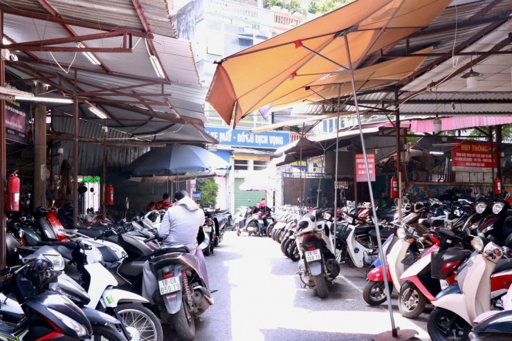 Nhằm tạo điều kiện cho người dân chuyển đổi sang phương tiện thân thiện với môi trường, khi Hà Nội thực hiện lộ trình cấm xe máy xăng trong Vành đai 1, Sở Xây dựng Hà Nội đã báo cáo UBND thành phố về chính sách hỗ trợ trực tiếp bằng tiền cho người dân khi đổi xe. Mức hỗ trợ dự kiến 3 triệu đồng/xe với hộ bình thường, 4 triệu đồng/xe với hộ cận nghèo và 5 triệu đồng/xe với hộ nghèo, mỗi cá nhân được hỗ trợ tối đa một xe đến hết năm 2030.