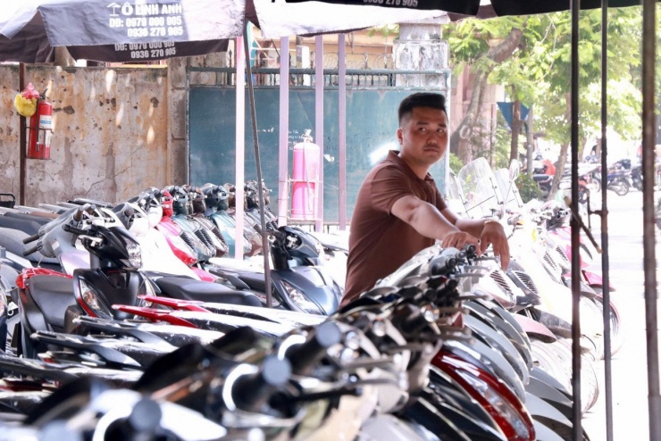 “Hơn 10 năm bán xe, chưa khi nào chợ lại im ắng thế này. Xe cũ ế, xe mới cũng ế, cả phố xe rơi vào cảnh chợ chiều”, một tiểu thương chia sẻ.