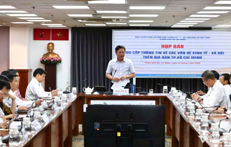 Ông Nguyễn Ngọc Hồi chủ trì cuộc họp kinh tế - xã hội TPHCM ngày 24/7.