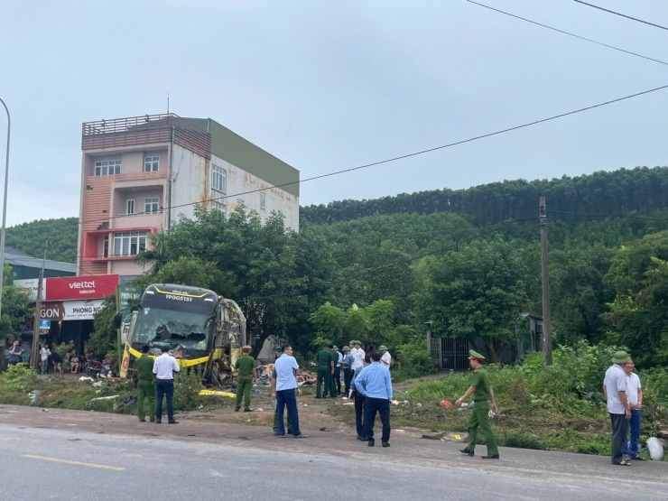 Hiện trường vụ lật xe khách ở Hà Tĩnh khiến 9 người tử vong, 15 người bị thương - 5