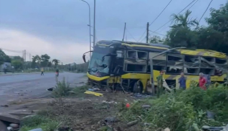 Hiện trường vụ lật xe khách ở Hà Tĩnh khiến 9 người tử vong, 15 người bị thương - 8