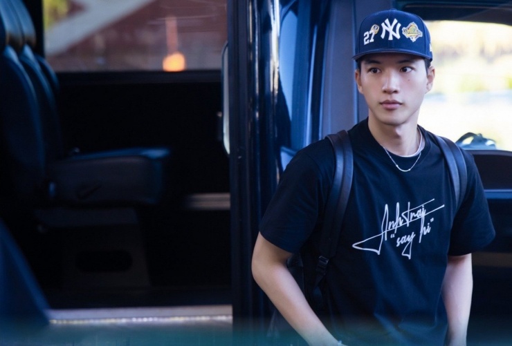 Hieuthuhai thời gian qua nổi bật trong các sự kiện thời trang, song nam rapper vẫn lựa chọn áo thun đồng phục có tên chương trình giống nhiều đồng nghiệp khác.