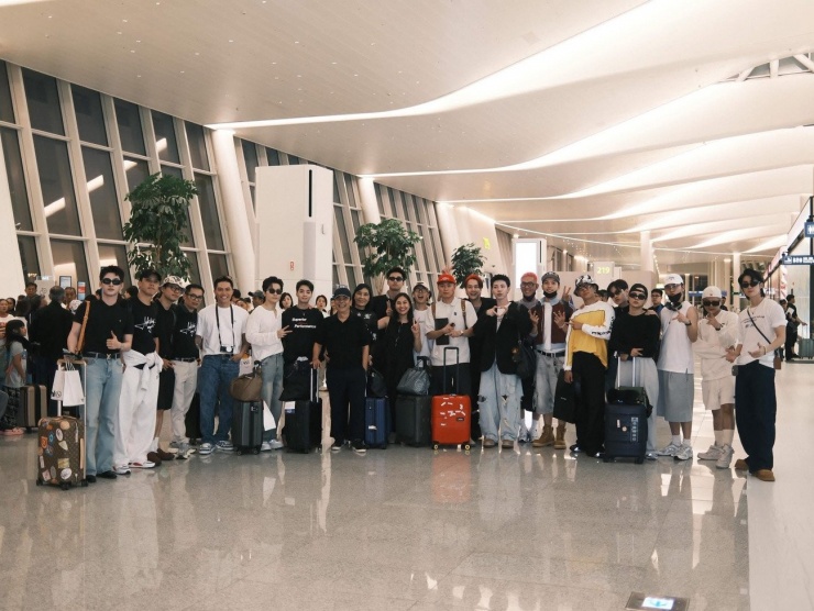 Dàn anh trai "đổ bộ" sân bay di chuyển đến Las Vegas (Mỹ), chuẩn bị cho hai đêm concert diễn ra vào 26 và 27/07.