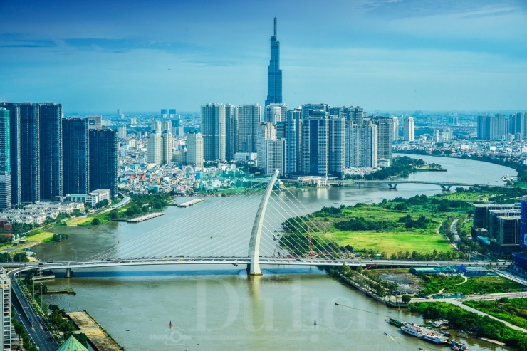 Cầu Ba Son - cây cầu dây văng hiện đại, là một trong những cây cầu biểu tượng và quan trọng của TP.HCM, bắc qua sông Sài Gòn.