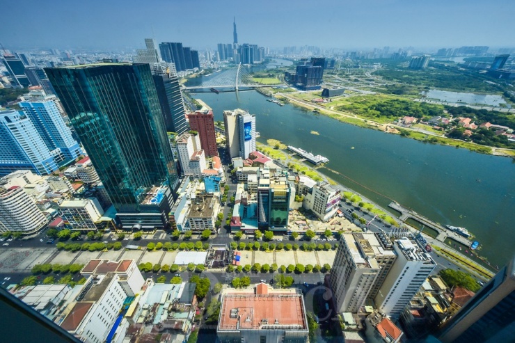 Từ tòa tháp Bitexco, bạn có thể bao quát ngắm nhìn toàn cảnh Sài Gòn sôi động.