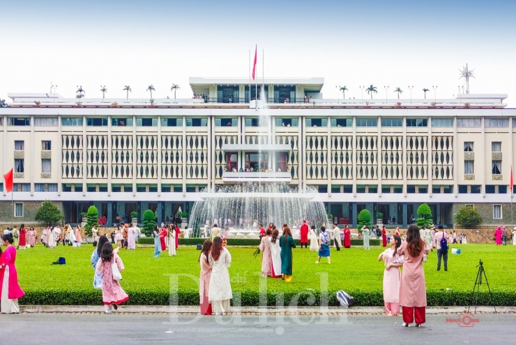 Dinh Độc lập luôn rộn ràng tấp nập du khách trong nước và quốc tế, đặc biệt là các dịp lễ tết.