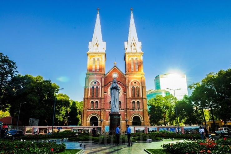 Nhà thờ Đức Bà sừng sững với kiến trúc Gothic tráng lệ, hai ngọn tháp chuông cao vút đã trở thành biểu tượng không thể tách rời của TP.