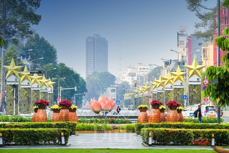 Một bên là trung tâm thương mại sầm uất với những thương hiệu quốc tế; một bên là những tòa nhà kiến trúc cổ kính còn sót lại, trầm mặc kể về một Sài Gòn xưa.
