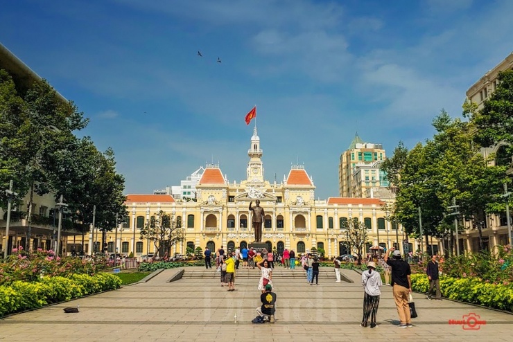 Phía trước là Quảng trường Chủ tịch Hồ Chí Minh, tiếp theo là Quảng trường đi bộ Nguyễn Huệ.