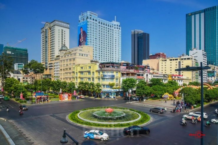 Cắt ngang Quảng trường là Đại lộ Lê Lợi, một con đường mang vẻ đẹp đối lập nhưng hài hòa.