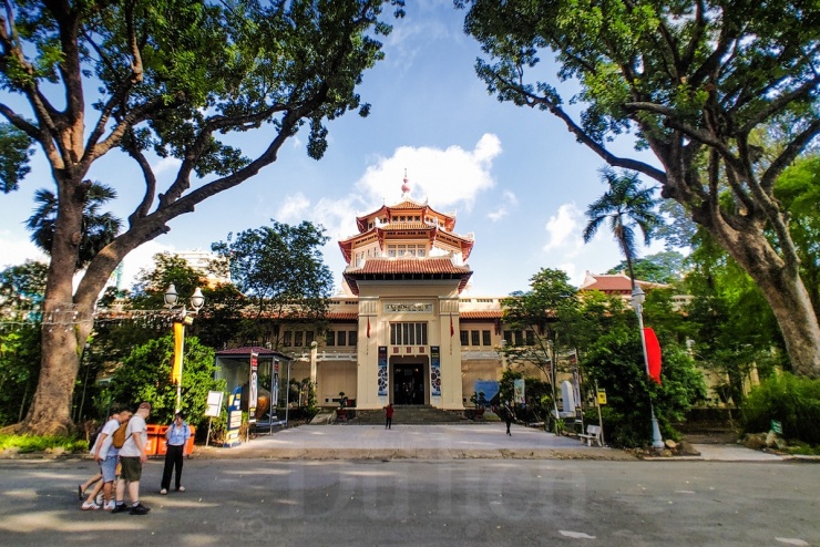Bảo tàng Lịch sử TP.HCM tọa lạc trong một tòa nhà có kiến trúc Đông Dương độc đáo, được xây dựng từ năm 1929.