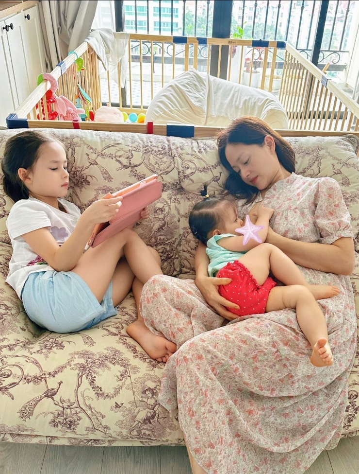 Diễn viên Lan Phương bên 2 con lai Tây.&nbsp;