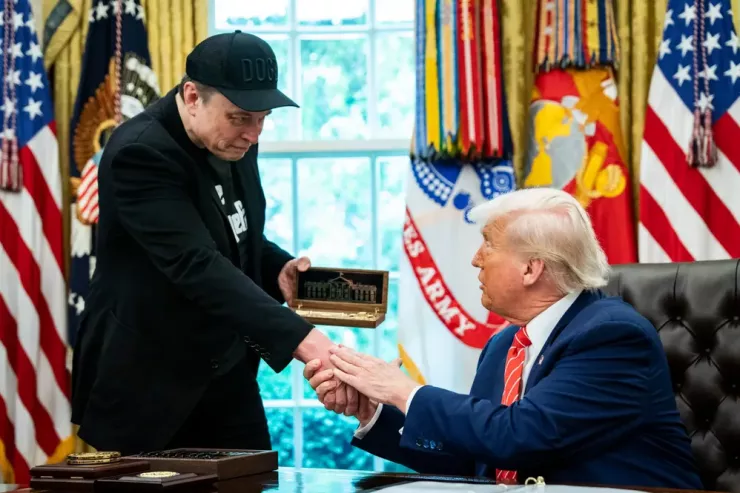 Tổng thống Trump tặng tỉ phí Musk một chiếc chìa khóa vàng có khắc biểu tượng Nhà Trắng hồi tháng 5. Ảnh: THE NEW YORK TIMES