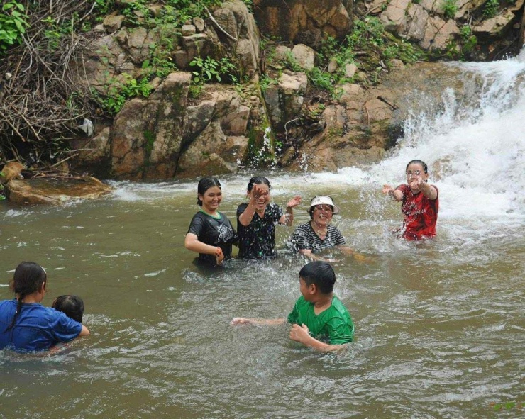 Du lịch núi Cấm mùa mưa, băng rừng, tắm suối, hít hà thiên nhiên - 4