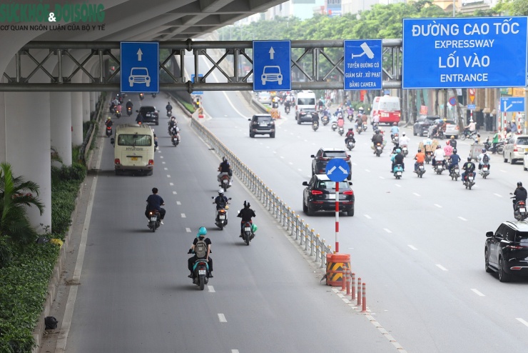 Tại tuyến đường Phạm Văn Đồng, có thời điểm ghi nhận hơn 40 xe máy di chuyển vào làn ô tô chỉ trong vòng một phút.