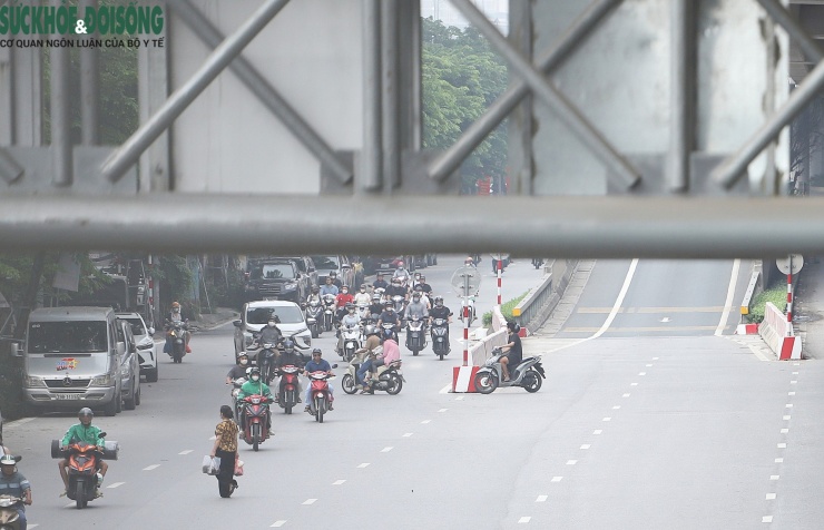 Sau phân làn: Loạt xe máy chen làn ô tô trên đường Phạm Văn Đồng, đường Võ Chí Công lộ vấn đề khác - 2