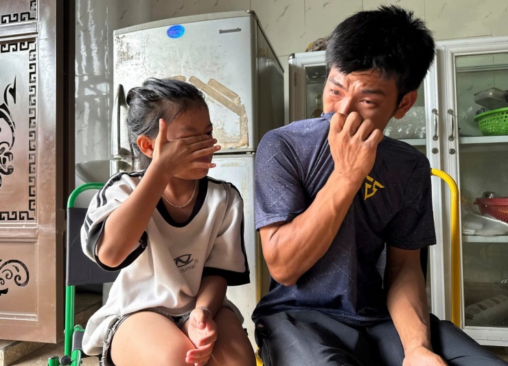 Anh Cao Tiến Lành (34 tuổi, xã Con Cuông) cùng con gái khóc nghẹn khi căn nhà bị lũ cuốn trôi.