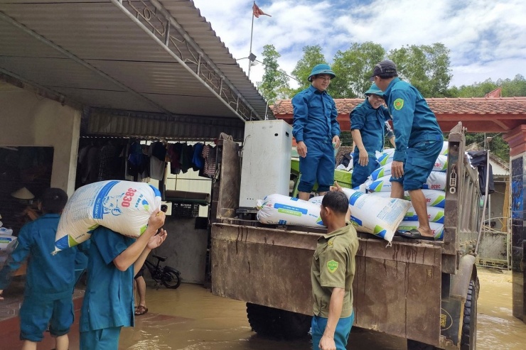Nhiều xã ở hạ du Nghệ An ngập nặng, nước dâng tận nóc nhà - 9
