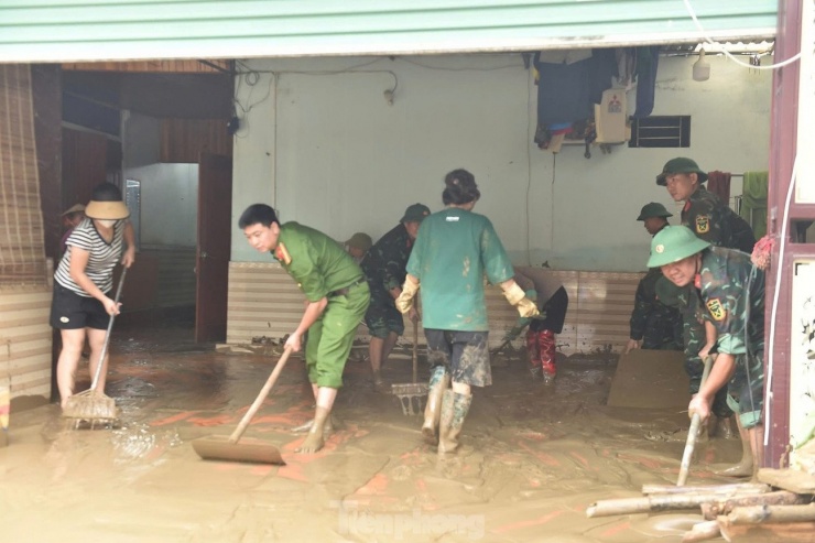 Nhiều xã ở hạ du Nghệ An ngập nặng, nước dâng tận nóc nhà - 11