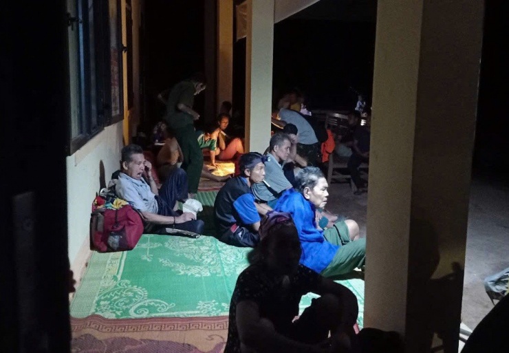Đêm 24/7, người dân dưới chân núi được lực lượng chức năng sơ tán khẩn đến nhà văn hóa để tránh trú an toàn.