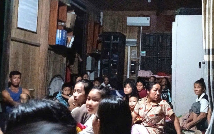 Hàng chục hộ dân được sơ tán khẩn trong đêm đến nơi an toàn như Trạm Biên phòng, nhà văn hóa bản...