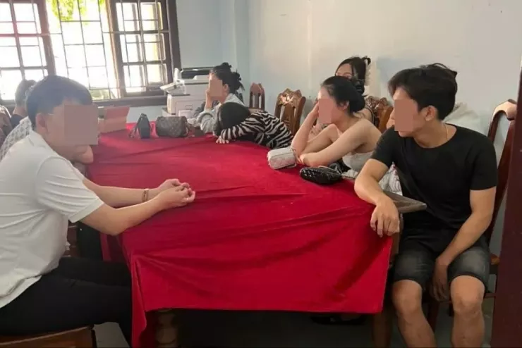 Cảnh sát làm việc với những người liên quan. Ảnh: CA