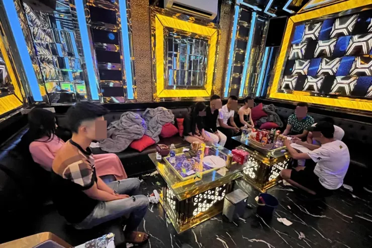 Cảnh sát kiểm tra, phát hiện nhiều người mở tiệc ma túy trong quán karaoke Rich Kid. Ảnh: CA