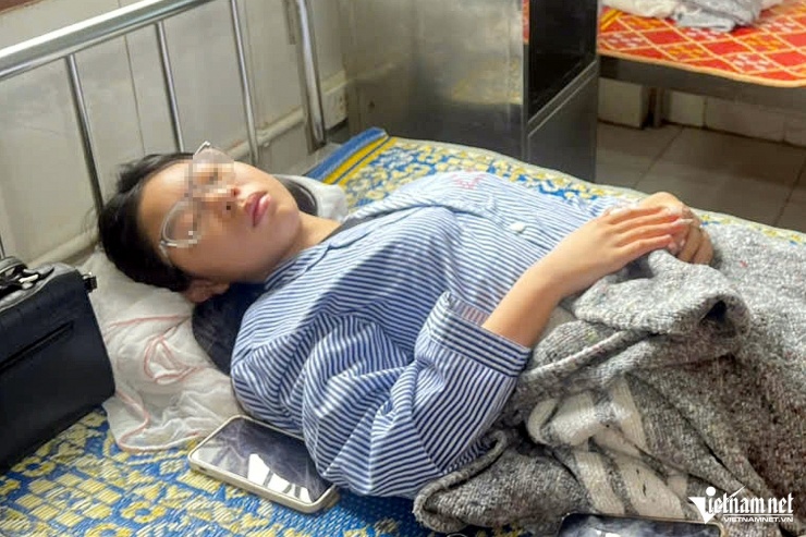 Nữ sinh Lê Vũ Khánh H. đang điều trị tại bệnh viện. Ảnh: Thiện Lương