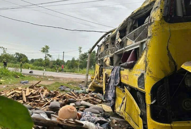 Hiện trường vụ lật xe khách ở Hà Tĩnh khiến 24 người thương vong. Ảnh: Hoài Nam.