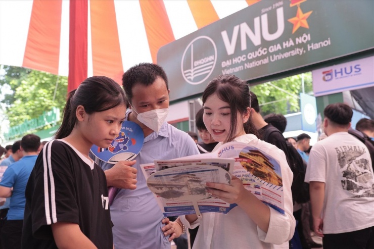 Thí sinh tìm hiểu thông tin đăng kí nguyện vọng tuyển sinh ĐH năm 2025. Ảnh: NHƯ Ý