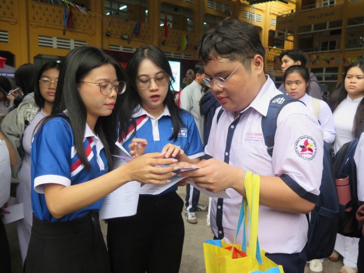 Học sinh tìm hiểu thông tin tuyển sinh các ngành sư phạm năm 2025 tại TP.HCM. Ảnh: P.ANH