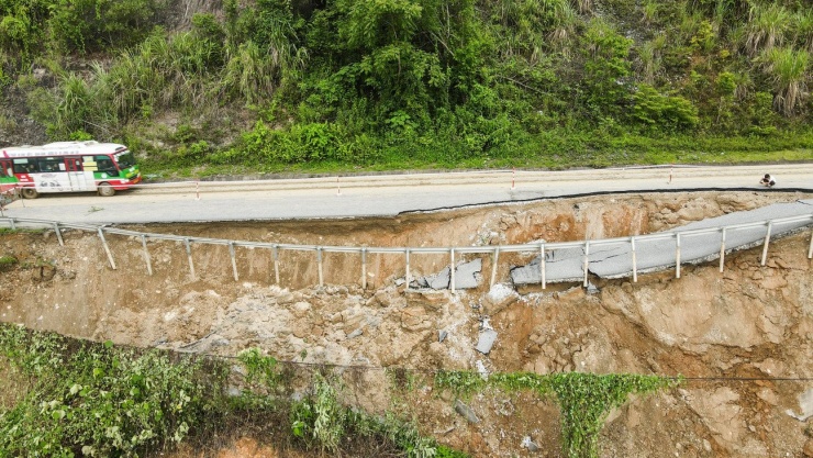 Lạnh gáy cảnh quốc lộ ở Nghệ An sạt lở &#39;hở hàm ếch&#39; sau mưa lũ lịch sử - 3