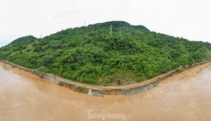 Quốc lộ 7 ở Nghệ An dài hơn 220km. Tuyến đường này nhiều đoạn một bên là sông, một bên là đồi núi cao. Đây một trong hai là tuyến Quốc lộ huyết mạch từ Nghệ An sang Lào.