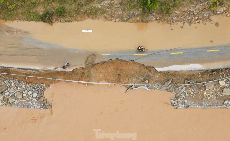 Điểm sạt lở tại Km194 qua xã Tương Dương cũng rất nguy hiểm. Vị trí sạt lở kéo dài khoảng 300m, "ăn" sâu vào tim đường, nguy cơ tiếp tục lan rộng.