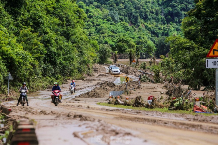 Trên mặt đường quốc lộ 7, nhiều vị trí vẫn còn lớp bùn đất sau lũ. Ngành chức năng phải huy động các phương tiện và nhân lực để giải phóng tạm thời, đảm bảo việc lưu thông cho người dân và lực lượng cứu hộ.